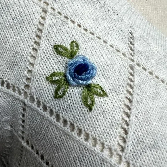 Label + Thread Lily Vee Diamond V-Neck Snow Blue Flower Sweater Small